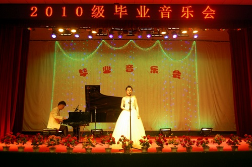 演唱《知音》和湖南花鼓戏《洗菜心》,张伟演唱军歌《当你的秀发拂