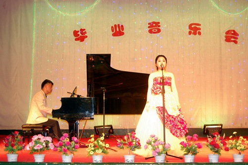 演唱《知音》和湖南花鼓戏《洗菜心》,张伟演唱军歌《当你的秀发拂